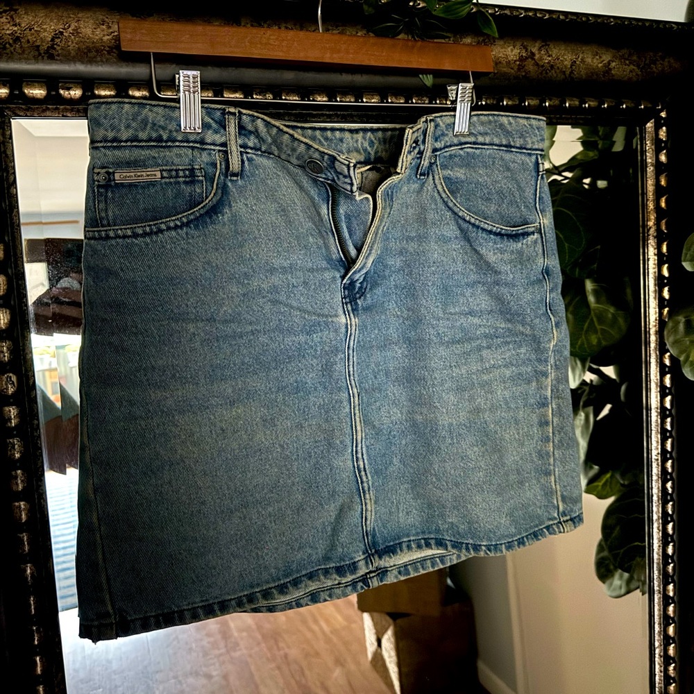 calvin klein jean skirt - size L